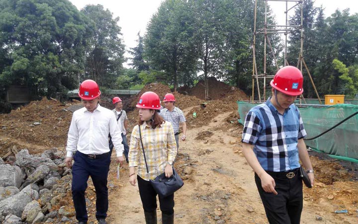 管理團隊在項目施工現(xiàn)場