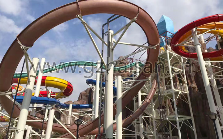 廣西玉林克拉灣水上樂(lè)園水上游樂(lè)設(shè)備大回環(huán)